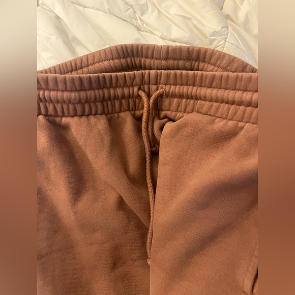 (2 PIECES) TNA cozy set. Sweater and sweat pants. Large - Picture 3 of 7